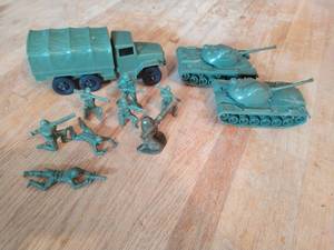 lot 119 image: Collection Of Army Men Toys