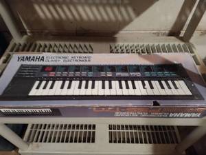 lot 16 image: Yamaha Keyboard