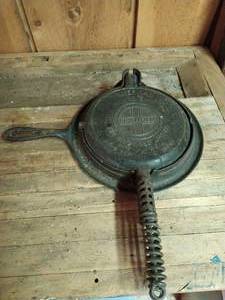lot 3 image: Griswold No. 8 Cast Iron Waffle Maker