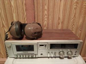 lot 210 image: Cassette Deck & Headphones