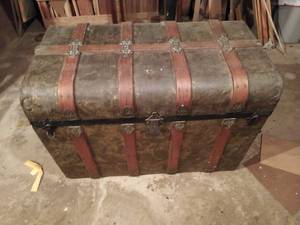 lot 329 image: Vintage Chest