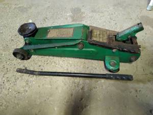 lot 429 image: Floor Jack