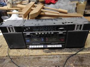 lot 435 image: Soundesign Vintage Radio