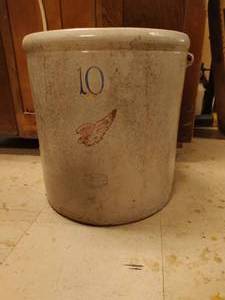 lot 1 image: Red Wing #10 Crock
