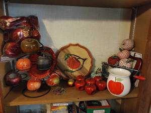 lot 82 image: Collection of Apple Themed Items