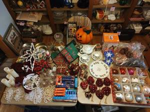 lot 187 image: Collection of Holiday Dcor