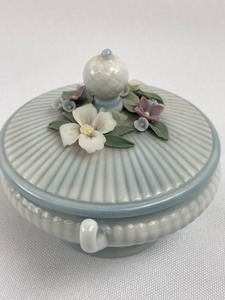 Porcelain Lladro Delicate Small Dish with Flowered Lid