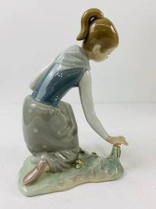 Lladro Figurine #1172  - Girl Gathering Flowers