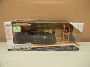 JADA LOPRO 2006 CORVETTE Z06 WITH TIRE RACK, EXTRA RIMS & TIRES 124 SCALE DIE-CAST - SATIN BLACK, VERY COOL PIECE - IN BOX - SEE PICTURES
