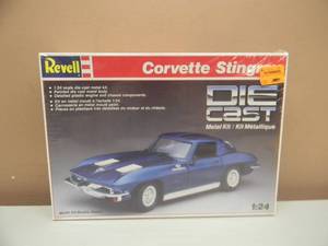 REVELL CORVETTE STINGRAY 124 SCALE DIE-CAST MODEL KIT - NEW IN BOX, WITH WRAP - SEE PICTURES