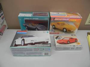 AMT 1:25 1:24 Corvette 1998 "Motor Trend" Car 45th Anni.-Promotional 2 pack 