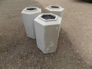 3 Plastic garbage can covers