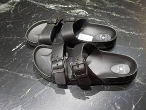 lot 280 image: Shade and Shore size 9 Sandals...