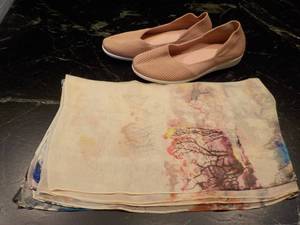lot 282 image: Comfy size 7 Shoes and Scarf...