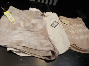 lot 305 image: 3 Womens Shorts size 4XL...