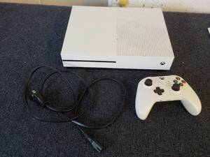 lot 346 image: Xbox, Cord and Control- needs repai...