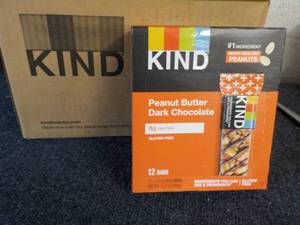 lot 365 image: Box of 12 Kind Peanut Butter Bar Ch...