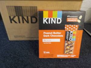 lot 366 image: Box of 12 Kind Peanut Butter Bar Ch...