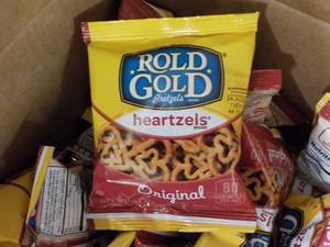lot 428 image: 4 Cases Frito-O-Lay Heartzels 40 b...