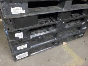 lot 513 image: 5 Plastic Pallets...