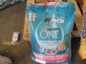 lot 16 image: Purina One Healthy Kitten Formula C...