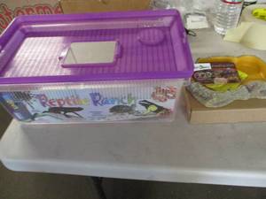 lot 167 image: Reptile Ranch House and a Feeding D...