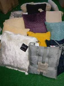Mixed lot of pillows