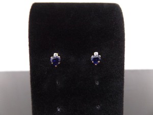 lot 57 image: 10k Yellow Gold Sapphire Heart Post Earrings