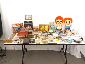 lot 100 image: Large Lot of Misc Collectibles