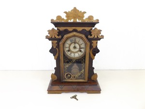 lot 32 image: Antique Newhaven 8 Day Mantle Clock wKey