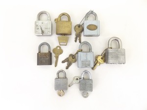 lot 35 image: Lot of Antique and Vintage Locks wKeys