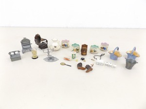 lot 44 image: Lot of Vintage Dollhouse Household Accessories