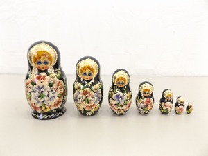 lot 80 image: 7 Piece Russian Matryoshka Nesting Doll, 7.5 to 1.125