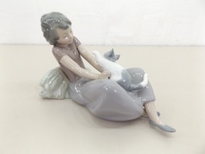 lot 81 image: Lladro NAO Girl Sitting With Cat #0313