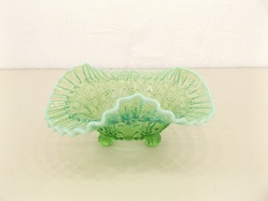 lot 90 image: Vintage 8.5 Footed Green Ruffle Dish