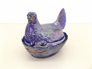 lot 91 image: Vintage Blue Carnival Glass Chicken Bowl