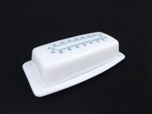 lot 94 image: Vintage Pyrex Snowflake Garland Butter Dish