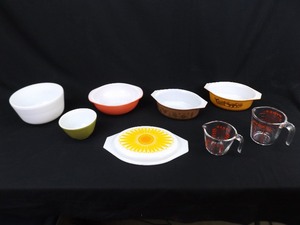 lot 95 image: Large Lot of Vintage Misc Pyrex Mixing Bowls, Casserole Dishes, etc.