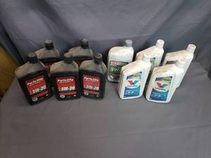 lot 17 image: 9 12 Quarts of 5w20 Oil