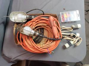 lot 39 image: 3 Trouble Lights & Wire Nuts