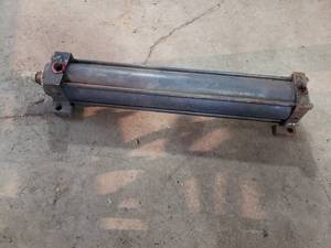 lot 66 image: Hydraulic Ram