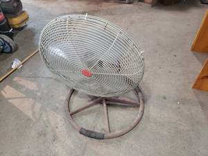 lot 67 image: Dayton Barn Fan