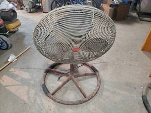 lot 68 image: Dayton Barn Fan