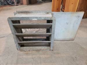 lot 71 image: Barn Vent with Screen