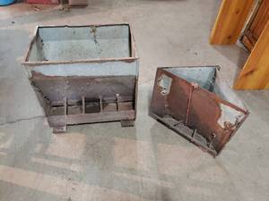lot 76 image: 2 Feeders