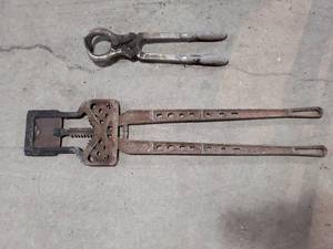 lot 77 image: Cattle Dehorning Tool and Castration Plier