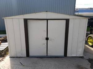 lot 8 image: Tin Garden Shed