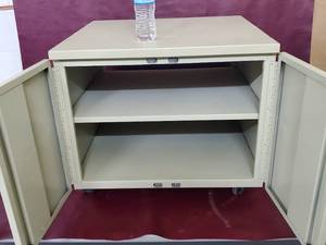 lot 36 image: Metal cabinet