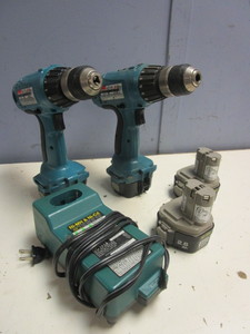 lot 518 image: MAKITA CORDLESS DRILLS, W CHARGER, EXTRA BATTERIES