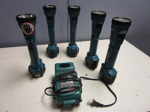 lot 520 image: MAKITA SWIVEL-HEAD WORK LIGHTS, W 9.6V BATTERIES, CHARGER